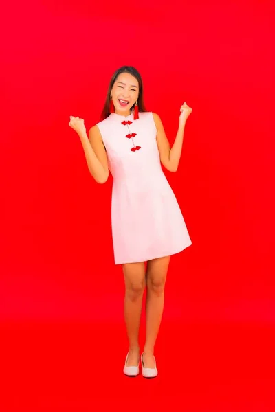 Porträt Schöne Junge Asiatische Frau Trägt Chinesische Neujahrskleidung Auf Rotem — Stockfoto
