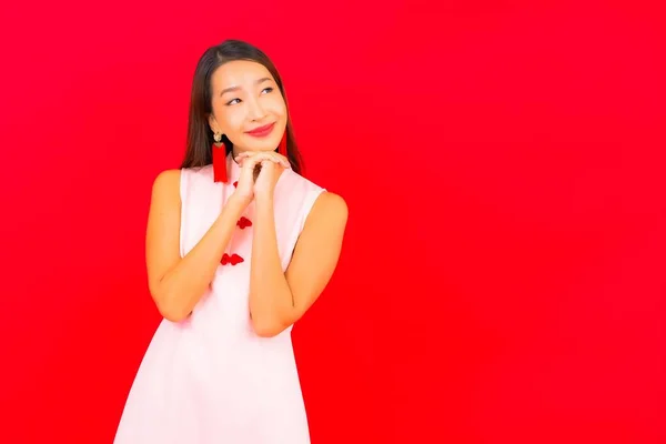 Портрет Красива Молода Азіатка Носить Китайський Новорічний Одяг Червоному Тлі — стокове фото