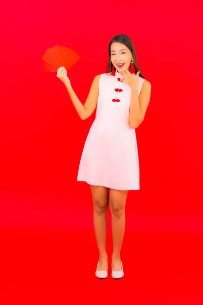Retrato Hermosa Joven Mujer Asiática Con Sobre Rojo Letra Sobre — Foto de Stock