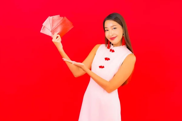 Retrato Bela Jovem Mulher Asiática Com Envelope Vermelho Carta Fundo — Fotografia de Stock