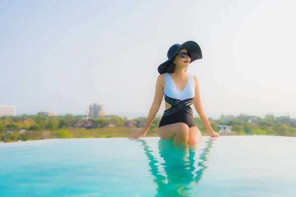 Portrait Belle Jeune Femme Asiatique Sourire Heureux Détendre Autour Piscine — Photo