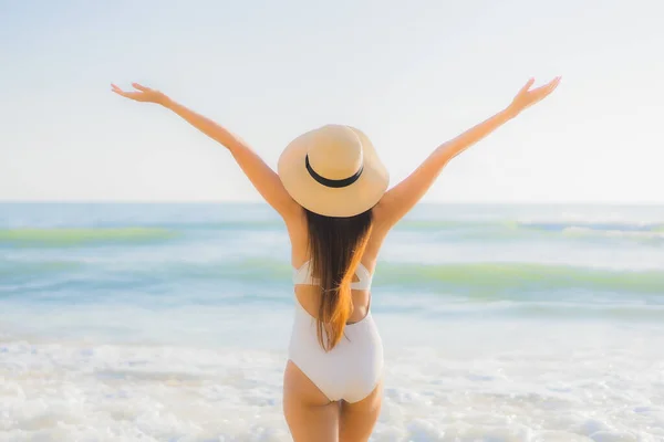 Retrato Bonito Jovem Asiático Mulher Feliz Sorriso Redor Mar Oceano — Fotografia de Stock