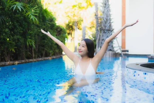 Hermoso Retrato Joven Mujer Asiática Feliz Sonrisa Relajarse Alrededor Piscina — Foto de Stock