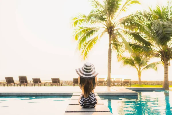 Retrato Bela Jovem Mulher Asiática Relaxar Redor Piscina Livre Hotel — Fotografia de Stock