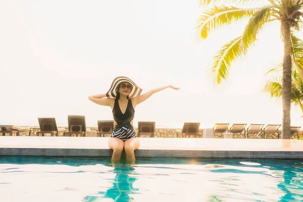 Retrato Bela Jovem Mulher Asiática Relaxar Redor Piscina Livre Hotel — Fotografia de Stock