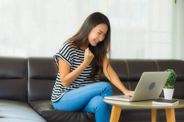 Portrait Schöne Junge Asiatische Frau Mit Laptop Oder Computer Notizbuch — Stockfoto