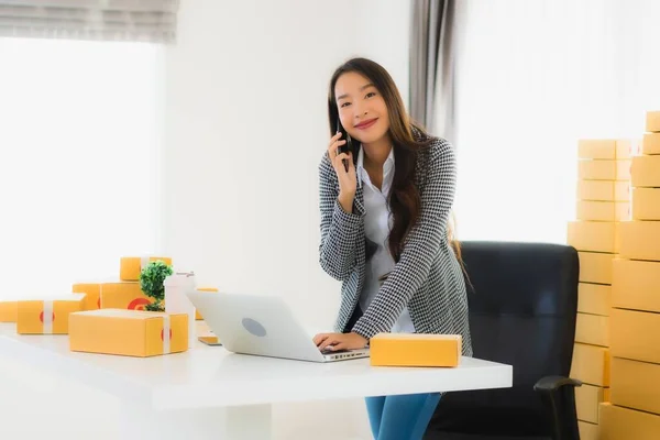 Portret Mooie Jonge Aziatische Zakenvrouw Werk Vanuit Huis Met Laptop — Stockfoto