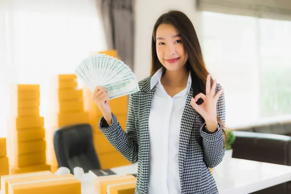 Retrato Hermosa Joven Mujer Asiática Trabajo Desde Casa Con Portátil — Foto de Stock