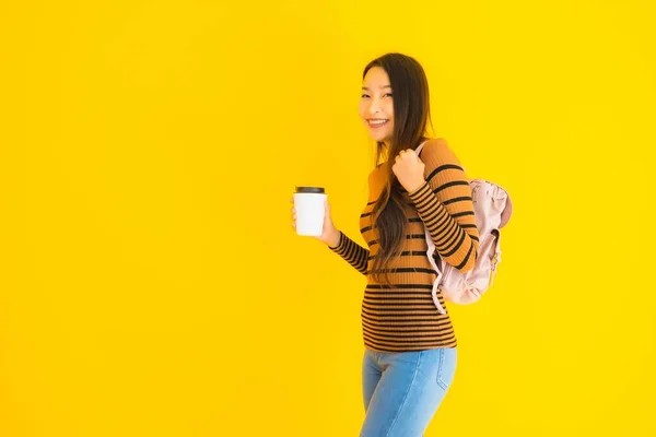 Portret Mooie Jonge Aziatische Vrouw Met Bagpack Koffiebeker Haar Hand — Stockfoto