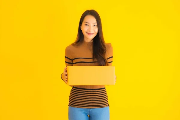 Mooie Jonge Aziatische Vrouw Houden Kartonnen Doos Haar Hand Geel — Stockfoto