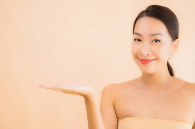 Güzellik kaplıcaları ve kozmetik makyaj anlayışı olan Asyalı güzel bir kadın portresi.