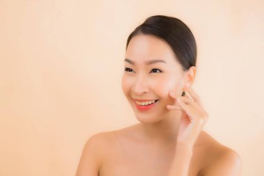 Güzellik kaplıcaları ve kozmetik makyaj anlayışı olan Asyalı güzel bir kadın portresi.