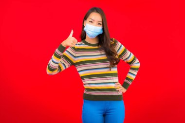 Korunmak için maske takmış güzel bir Asyalı kadın.