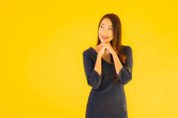 Retrato Bela Jovem Asiático Mulher Com Ação Isolado Amarelo Fundo — Fotografia de Stock