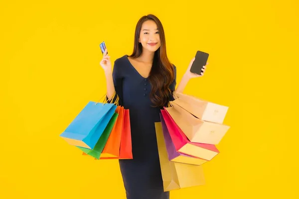 Porträtt Vacker Ung Asiatisk Kvinna Med Shoppingväska Kreditkort Och Smart — Stockfoto