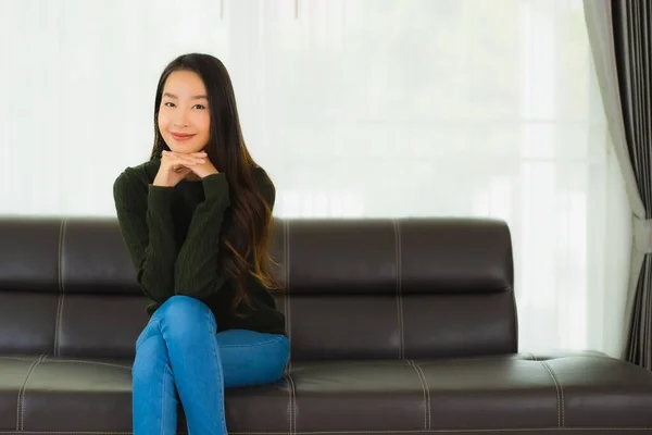 Piękny Portret Młoda Azjatycka Kobieta Siedzieć Relaks Kanapie Salonie Wnętrza — Zdjęcie stockowe