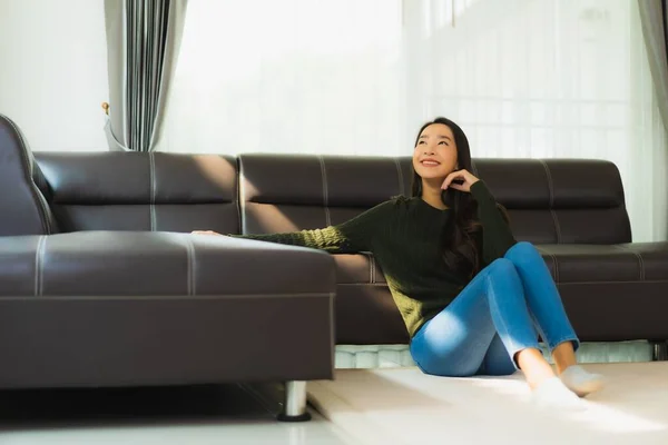 Hermoso Retrato Joven Asiático Mujer Sentarse Relajarse Sofá Sala Estar —  Fotos de Stock