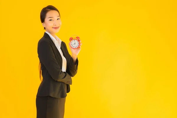 Retrato Bonito Jovem Asiático Mulher Mostrar Tempo Relógio Alarme Amarelo — Fotografia de Stock