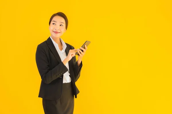 Retrato Hermosa Joven Negocio Asiático Mujer Con Teléfono Móvil Inteligente —  Fotos de Stock
