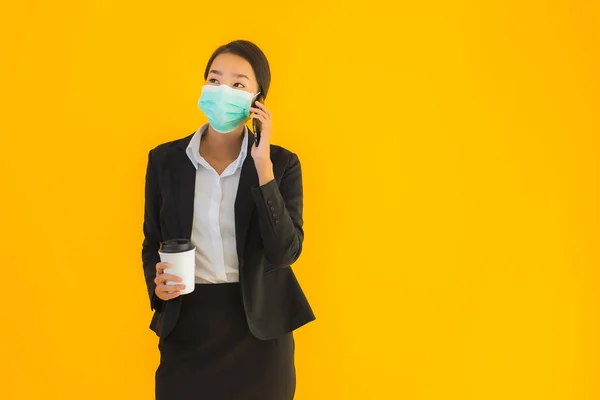 Retrato Hermoso Negocio Joven Mujer Asiática Usar Máscara Uso Teléfono — Foto de Stock