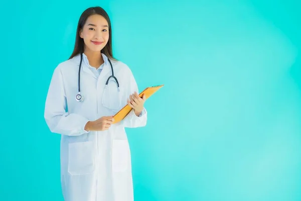 肖像画美しいです若いですアジアの医師女性とともに空のカード看板バナー上の青隔離された背景 — ストック写真