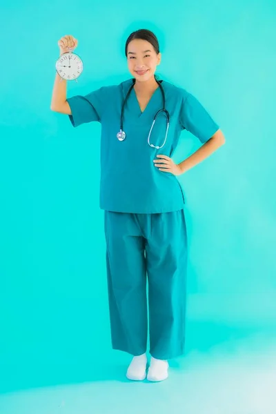 Portriat Vacker Ung Asiatisk Läkare Kvinna Visa Klocka Eller Larm — Stockfoto