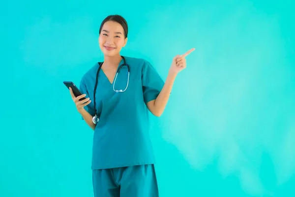 Retrato Bonito Jovem Asiático Médico Mulher Mostrar Inteligente Celular Azul — Fotografia de Stock