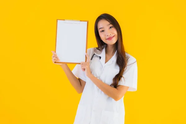 Retrato Hermosa Joven Asiática Médico Mujer Con Vacío Blanco Tablero — Foto de Stock