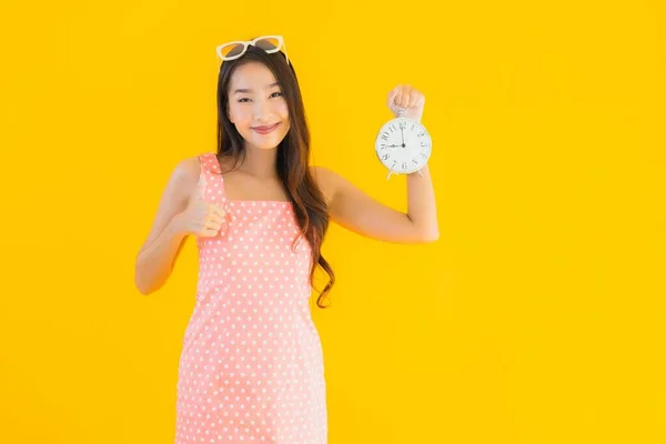 Porträtt Vacker Ung Asiatisk Kvinna Visa Larm Eller Klocka Gul — Stockfoto