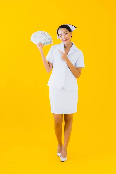 Πορτρέτο Όμορφη Νεαρή Ασιάτισσα Νοσοκόμα Thai Πολλά Μετρητά Και Χρήματα — Φωτογραφία Αρχείου