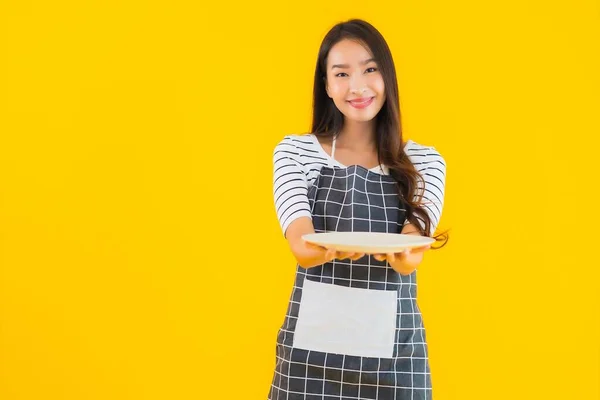 Retrato Bonito Jovem Asiático Mulher Com Branco Prato Placa Amarelo — Fotografia de Stock