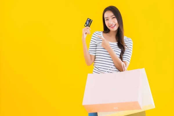 Retrato Hermosa Joven Mujer Asiática Con Colorido Bolso Compras Tarjeta —  Fotos de Stock