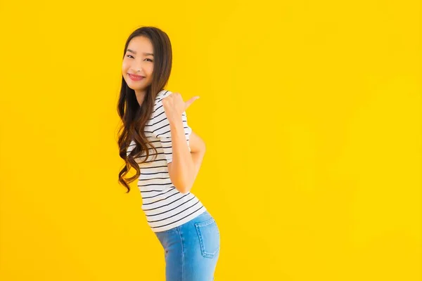 Retrato Bonito Jovem Asiático Mulher Sorriso Feliz Com Ação Amarelo — Fotografia de Stock