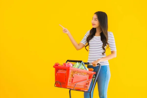 Ritratto Bella Giovane Donna Asiatica Shopping Negozio Alimentari Supermercato Carrello — Foto Stock