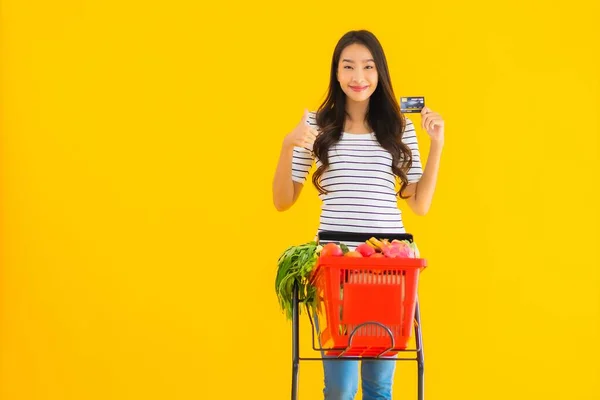 Портрет Красивая Молодая Азиатская Женщина Покупки Корзины Супермаркета Кредитной Картой — стоковое фото