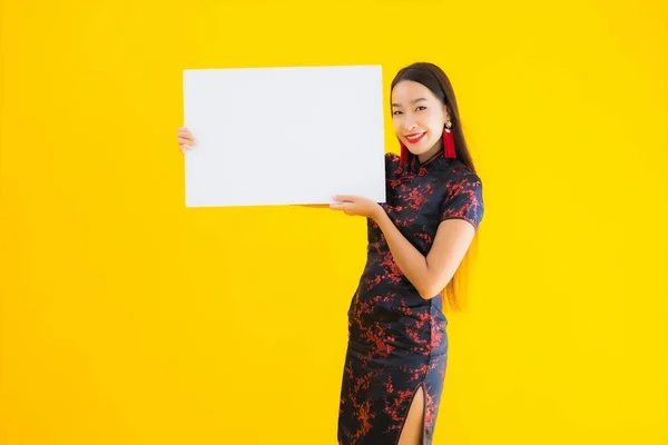 Porträt Schöne Junge Asiatische Frau Tragen Chinesisches Kleid Zeigen Weiße — Stockfoto