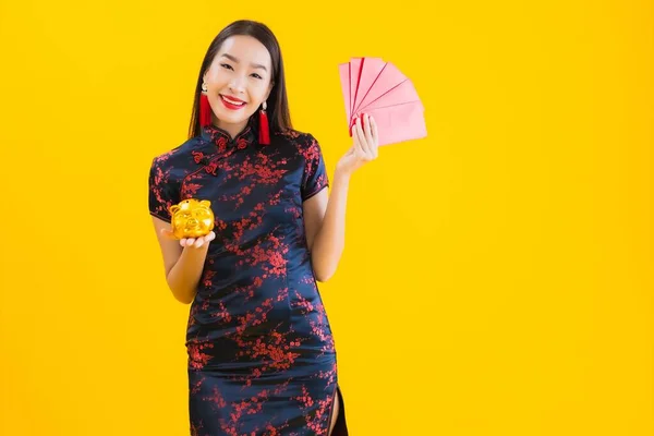 Portret Mooi Jong Aziatisch Vrouw Dragen Chinese Jurk Tonen Goud — Stockfoto