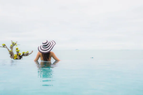 Retrato Hermosa Joven Mujer Asiática Sonrisa Relajarse Ocio Alrededor Piscina — Foto de Stock