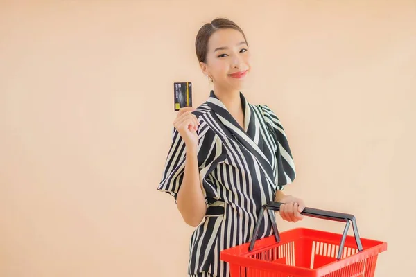 スーパーマーケットでの食料品のための買い物かごと肖像美しい若いアジアの女性 — ストック写真