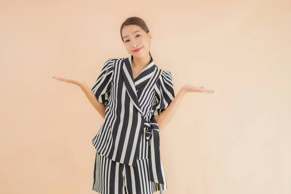 Retrato Hermosa Joven Asiática Mujer Sonrisa Feliz Marrón Aislado Fondo — Foto de Stock