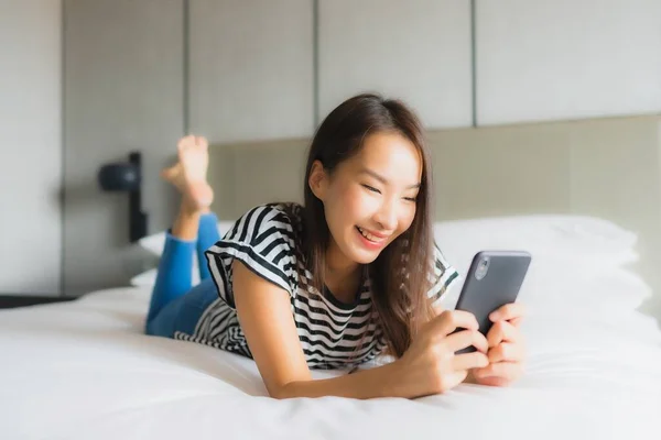 Portrait Belle Jeune Femme Asiatique Utiliser Téléphone Portable Intelligent Dans — Photo