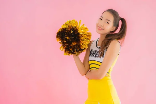 Retrato Hermosa Joven Asiática Mujer Animadora Rosa Aislado Fondo — Foto de Stock