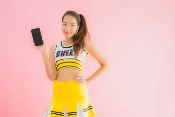 Porträt Schöne Junge Asiatische Frau Cheerleader Mit Smartphone Auf Rosa — Stockfoto