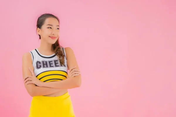 Porträt Schöne Junge Asiatische Frau Cheerleader Auf Rosa Isolierten Hintergrund — Stockfoto