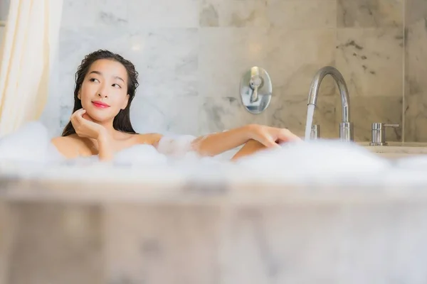 肖像画美しい若いアジアの女性リラックスしたバスルームのバスルームでバスタブ — ストック写真
