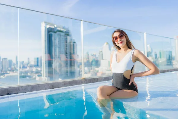 ポートレート美しい若いアジアの女性は休暇旅行でプールの周りのレジャーをリラックス — ストック写真