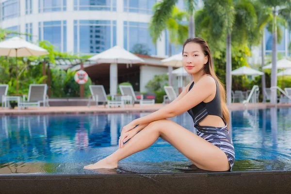 Retrato Hermosa Joven Mujer Asiática Ocio Relajarse Sonrisa Alrededor Piscina —  Fotos de Stock