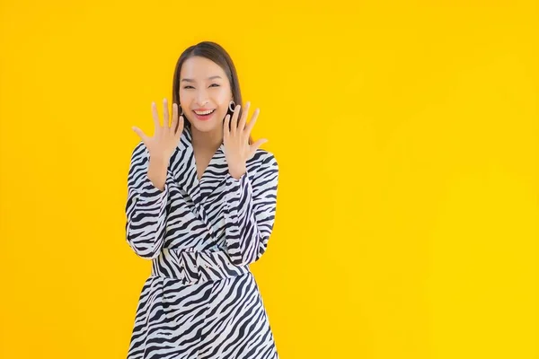 Retrato Bonito Jovem Asiático Mulher Sorriso Feliz Com Ação Amarelo — Fotografia de Stock