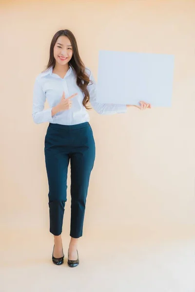 Retrato Bonito Jovem Asiático Mulher Negócios Mostrar Branco Vazio Cartaz — Fotografia de Stock