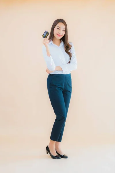 Retrato Bonito Jovem Negócio Asiático Mulher Com Telefone Cartão Crédito — Fotografia de Stock